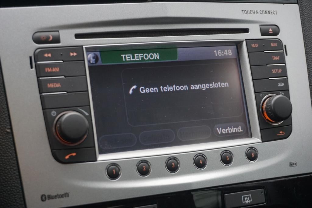 Opel Corsa 1.4-16v airco / navi / cruise / stoelverw. / parkeers. / elektr.