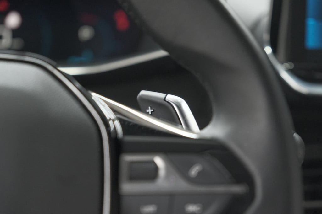 Peugeot 208 puretech 100 eat8 allure pack | camera | navigatie | apple carp