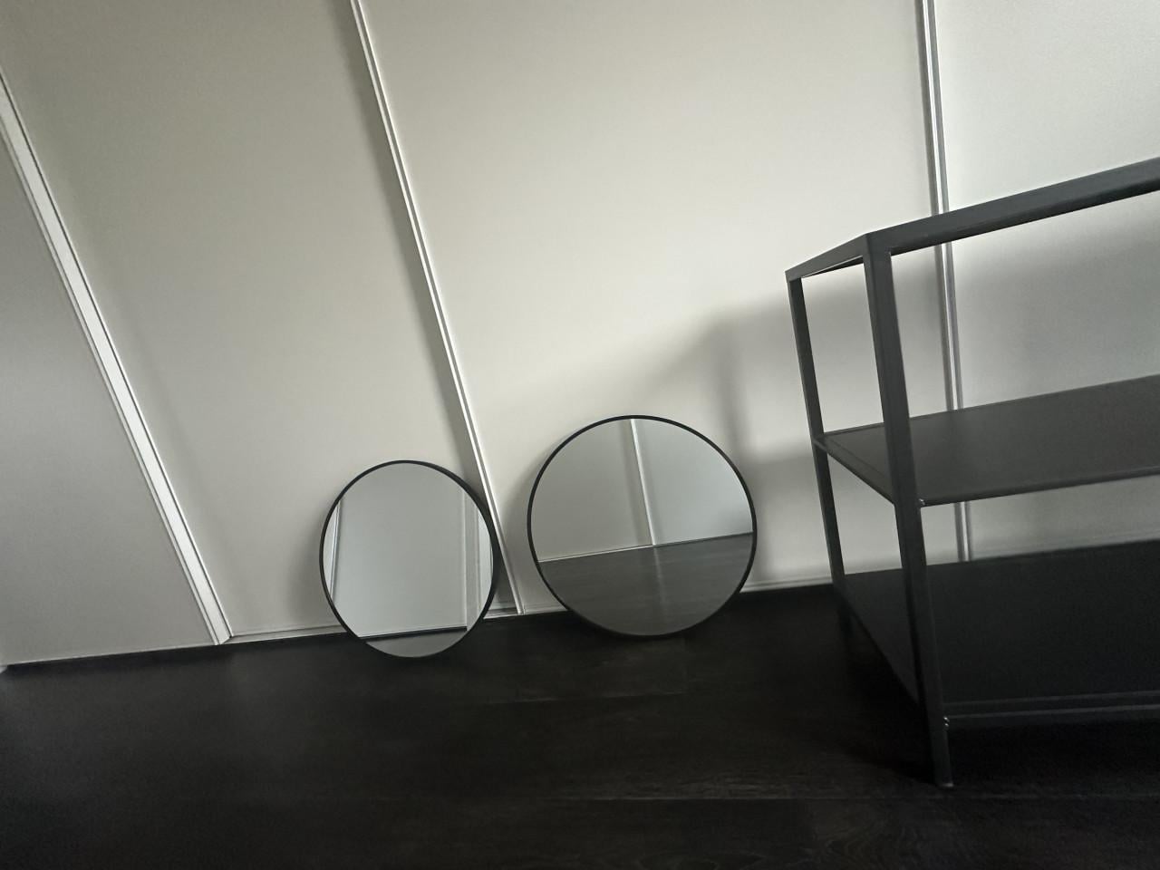 Zwarte side/tafef met twee spiegels