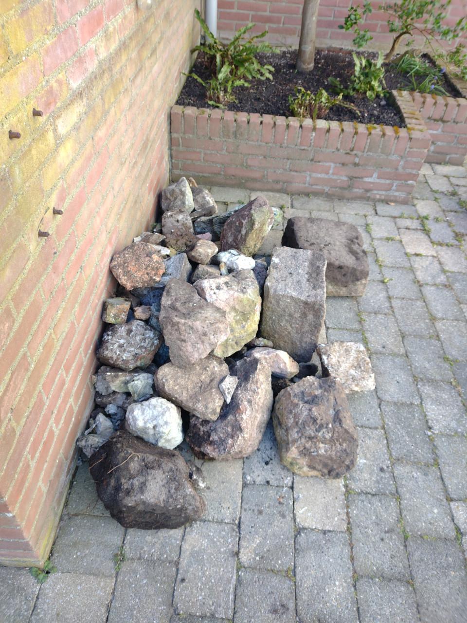 Vijver stenen  rots tuin.gratis in Vlissingen