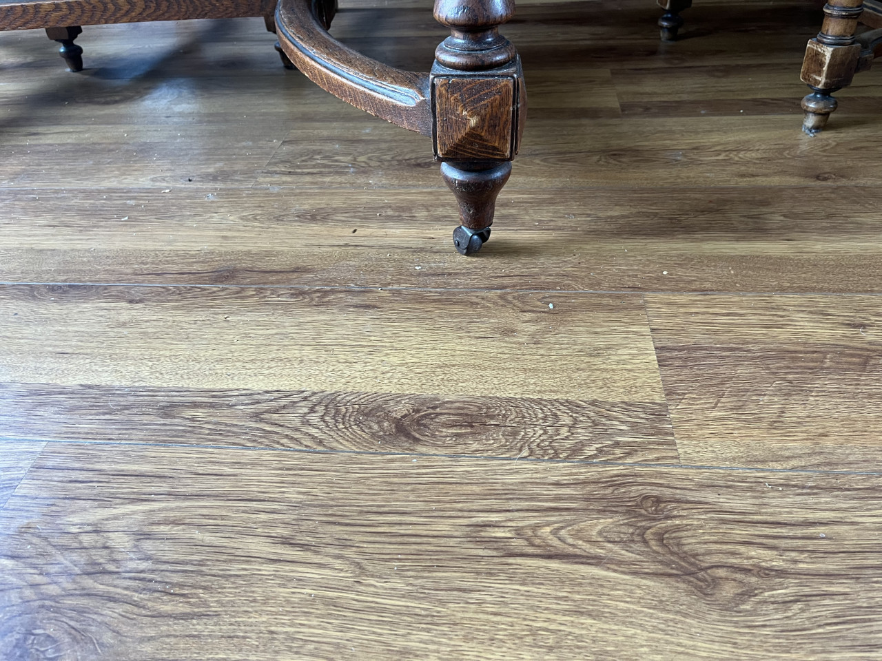 Eikenhouten Mechelse tafel met leeuwenkoppen, 4 stoelen