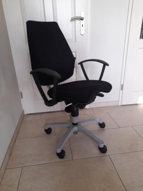 Verstelbare Bureaustoel  (in goede staat )  Er is van alles te verstellen