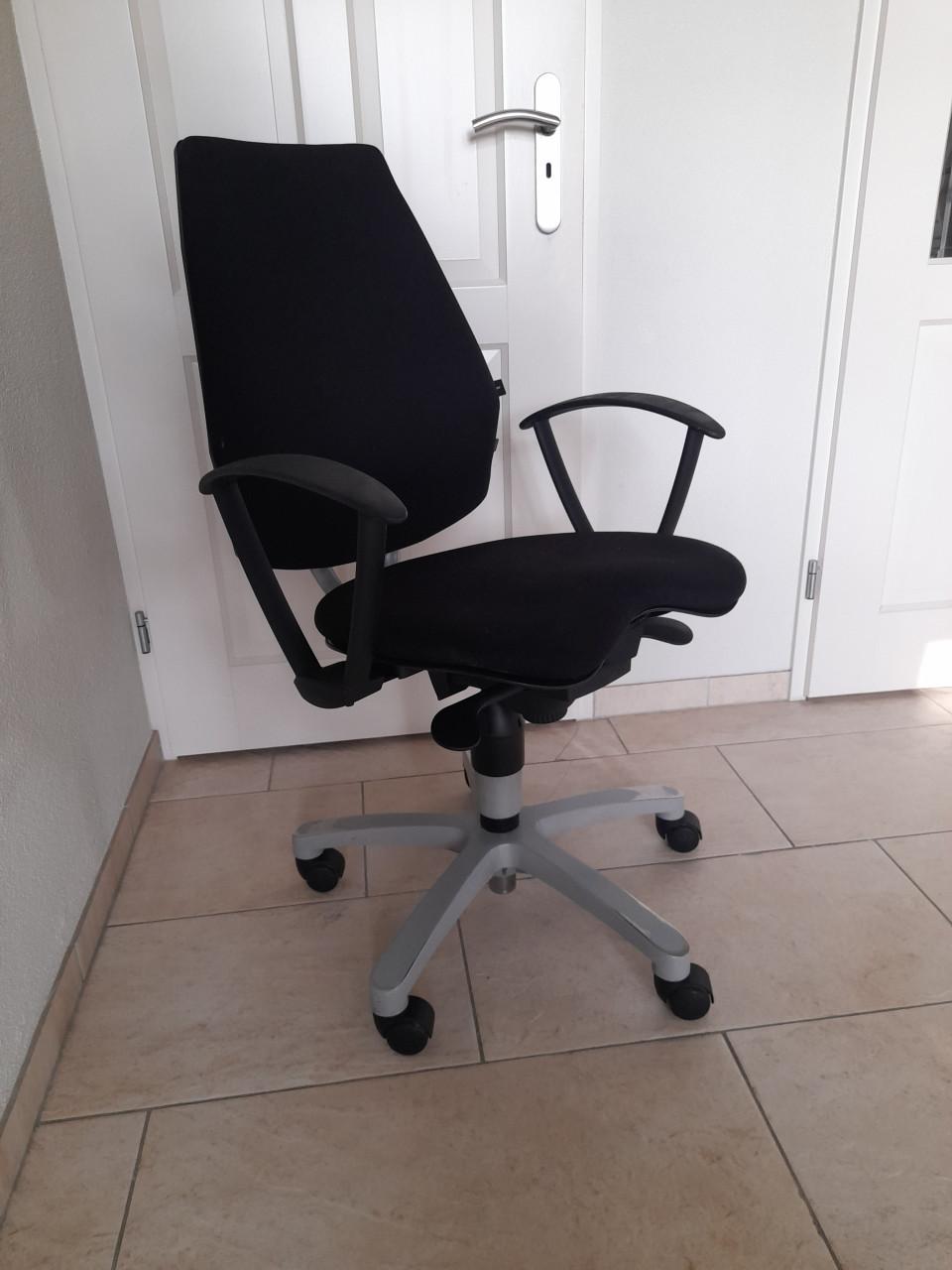 Verstelbare Bureaustoel  (in goede staat )  Er is van alles te verstellen