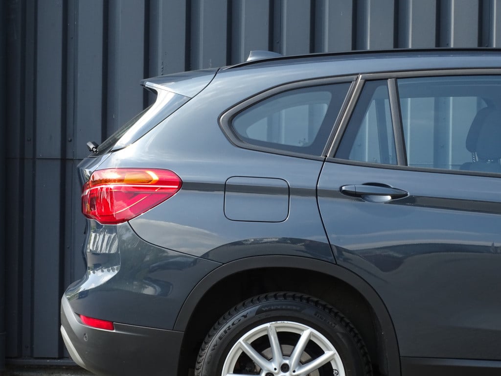 BMW X1 sdrive18i executive automaat | apple carplay | | el. koffer | 17"