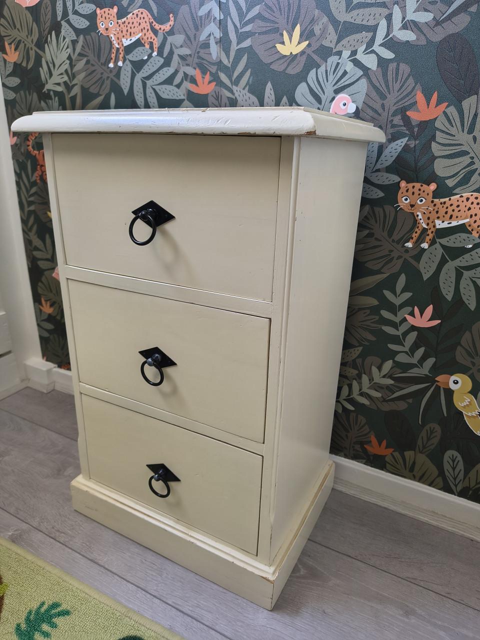 Prachtige crème kleurige houten ladekast, kastje nachtkastje.