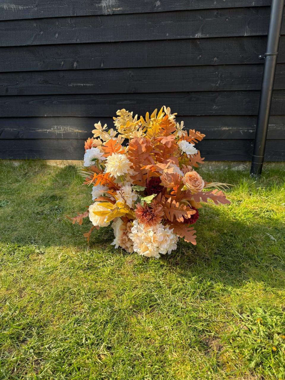 Bruiloft/feest backdrop met bloemstukken