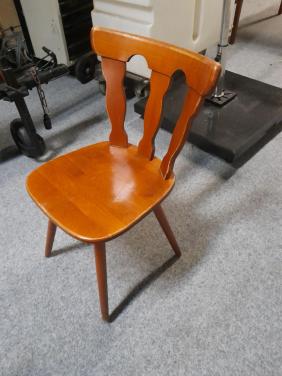 30 eiken houten stoelen zonder armleuning en 10 met armleuning