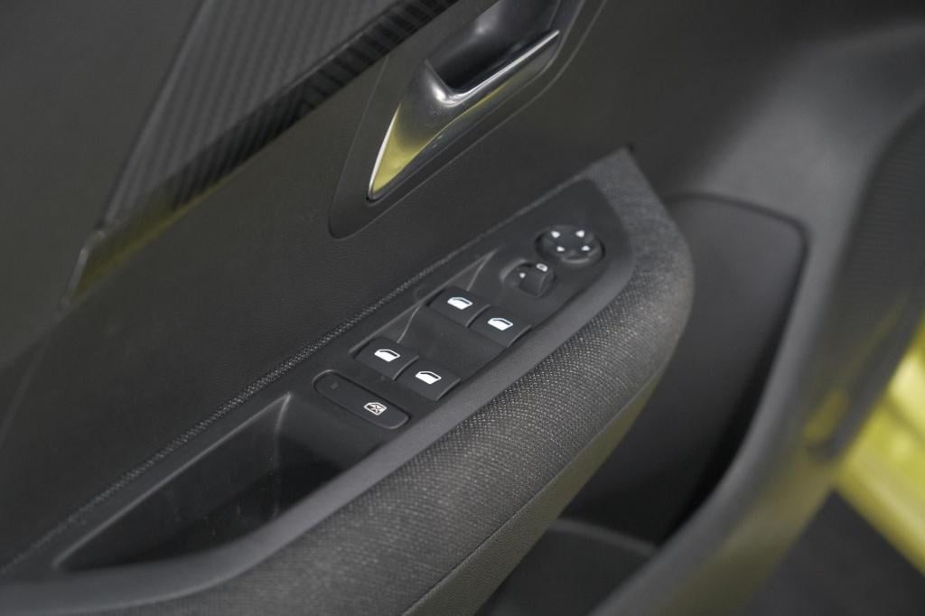 Peugeot 208 1.2 hybrid 110 e-dcs6 style | parkeersensoren | apple carplay |