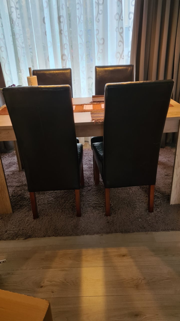 4X Eetstoelen gebruikt maar in goed staat-overkompleet