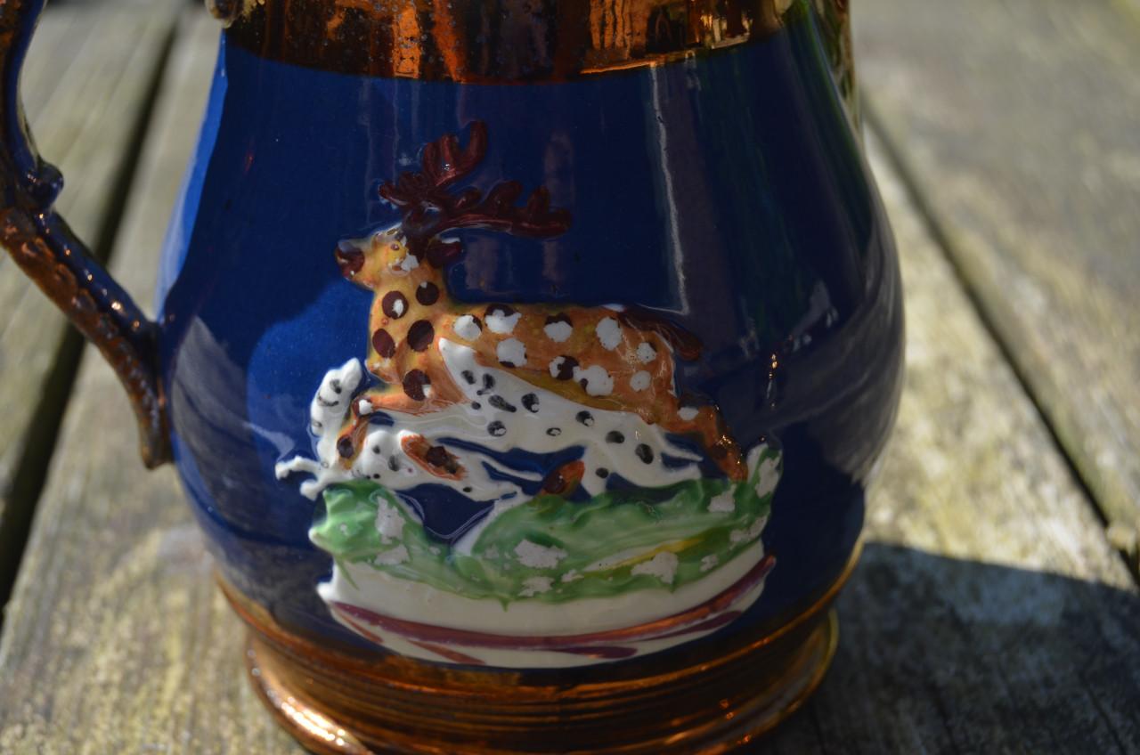 Goudsteen water/melkkan met herten Staffordshire ca. 1850