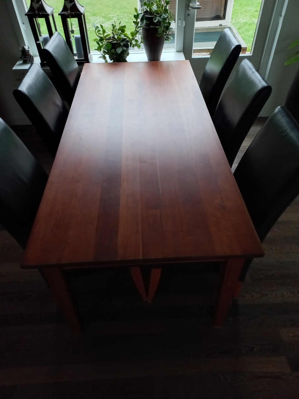 Eetkamertafel + 6 lederen stoelen
