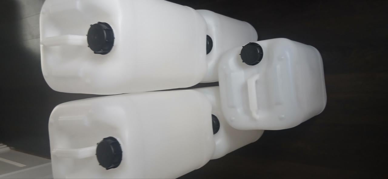 5 jerrycans van 25 liter