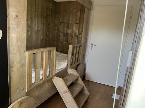 Kinderbed stijgerhout