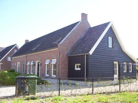 Gewolmaniseerde zwarte potdekselplank 25x275. 500 of 600cm. €8,35 p/m1.