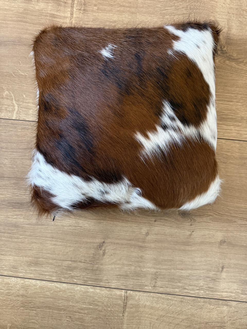 2 leren koeienhuid kussens - 36x36cm (zolderopruiming) € 35,00