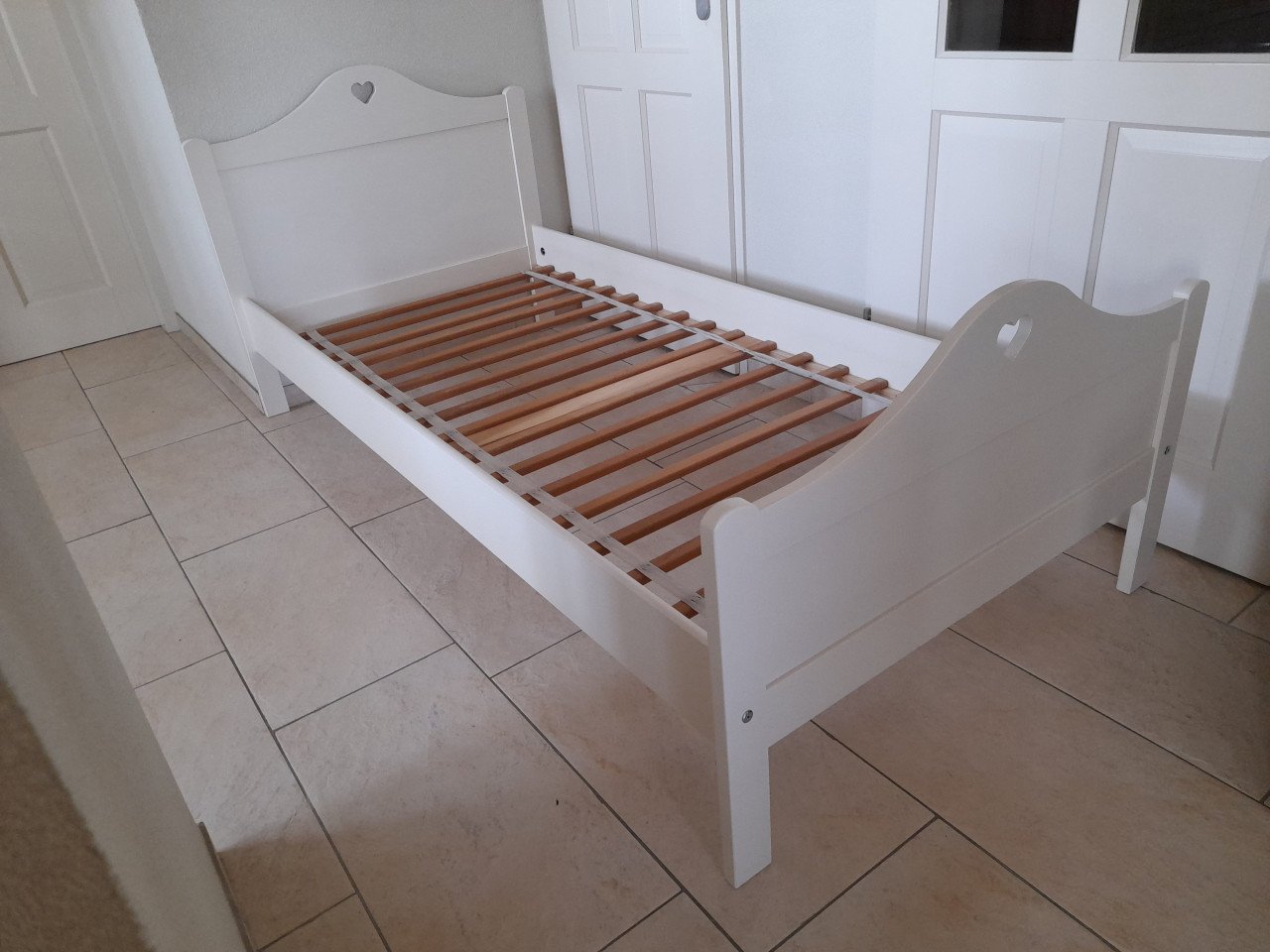 Mooi wit Kinderbed 90 x 200 (in goede staat )