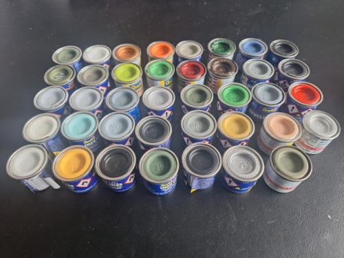 Te koop: Revell verf, diverse kleuren, 39 potjes