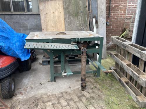 Zaagtafel op aftakas van traktor