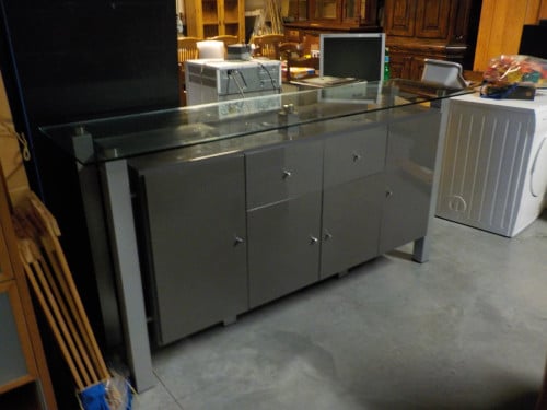 Mooie kwaliteit dressoir in vrijwel nieuw staat met glazen plaat