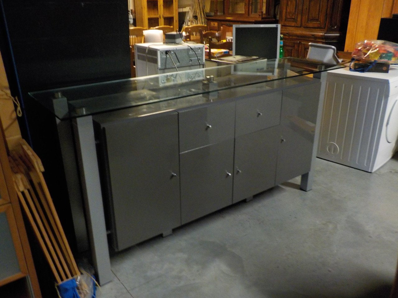 Mooie kwaliteit dressoir in vrijwel nieuw staat met glazen plaat