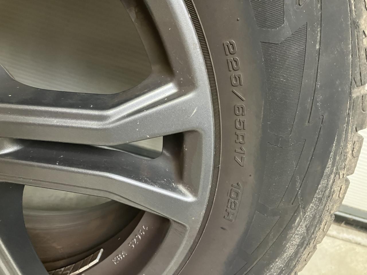 Toyota RAV4 winterbanden 6 mm 225/65/17 + orig l.m.velgen 5x114,3 naaf 60.1