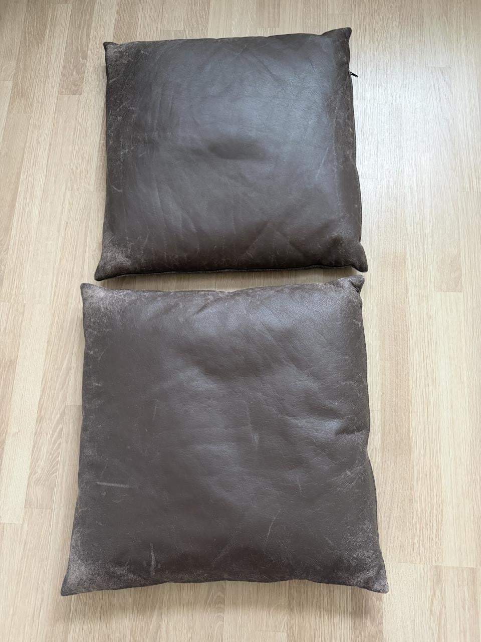 2 leren kussens 45x45