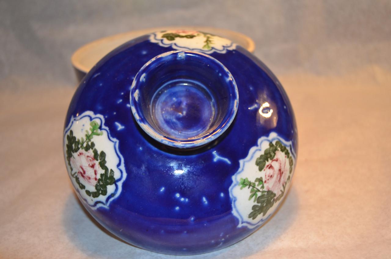 Twee polychrome porseleinen dekselpotten China 20e eeuw.