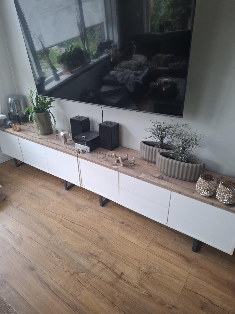 2 lowboard tv meubels. Ieder 1.40 cm
