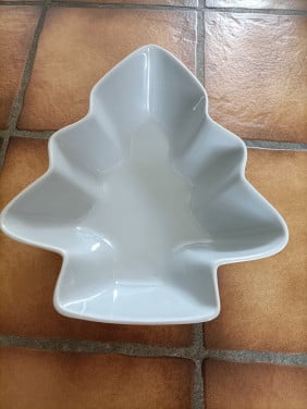 Schaal vorm kerstboom. Lichtgrijs. Nieuw. Lengte 28,5 cm. Breedte 24 cm.
