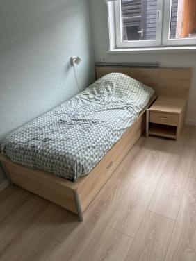 Bed, nachtkastje en kledingkast