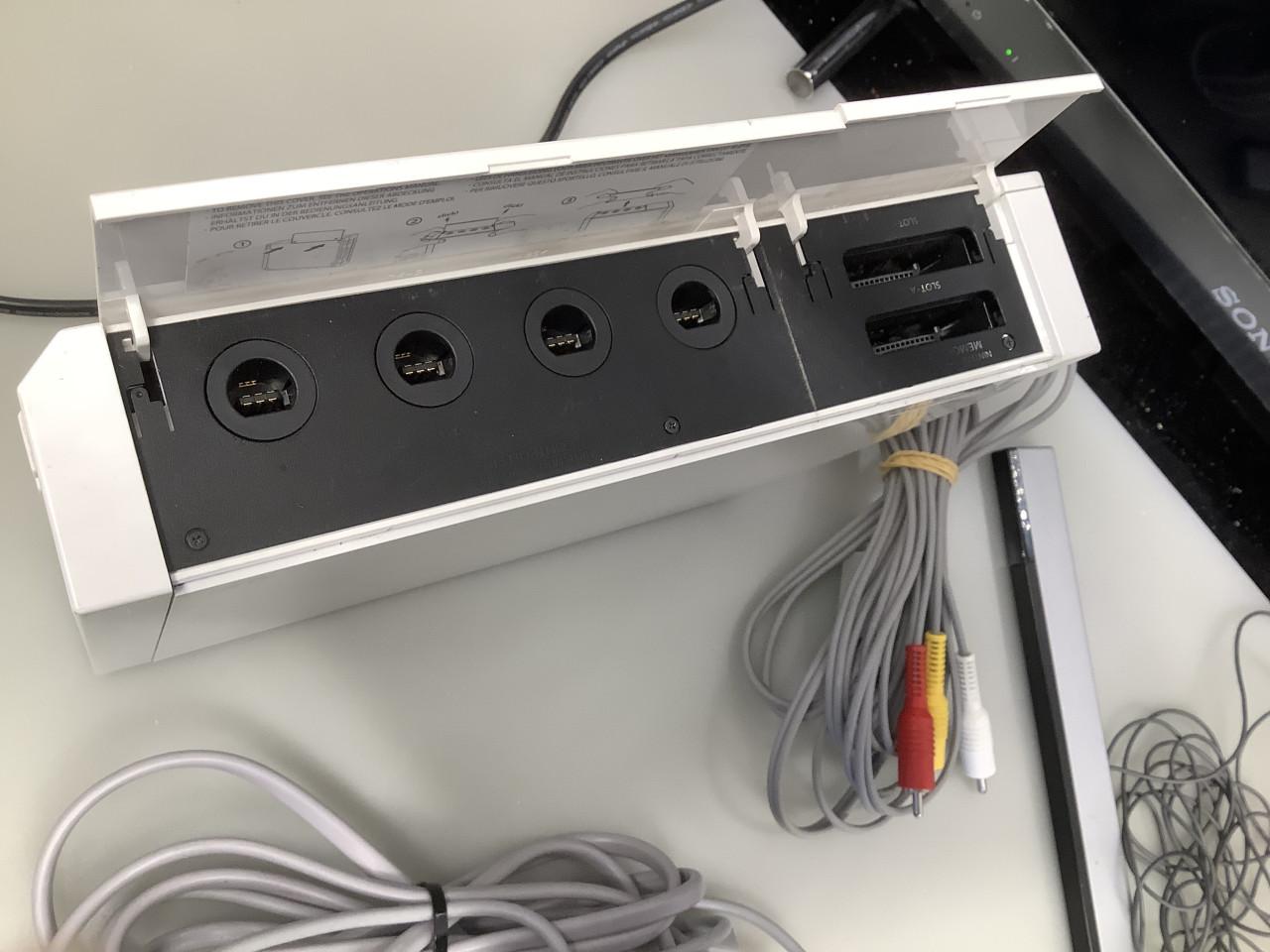 Nintendo Wii console wit, met alle benodigde aansluitingen.