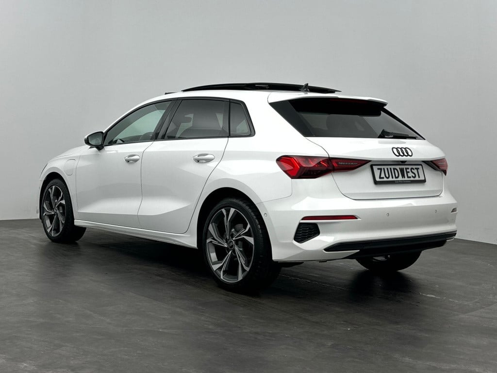 Audi A3 sportback 40 tfsi e s-line pano sfeer acc camera