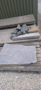3 stukken natuursteen / 12 kasseien