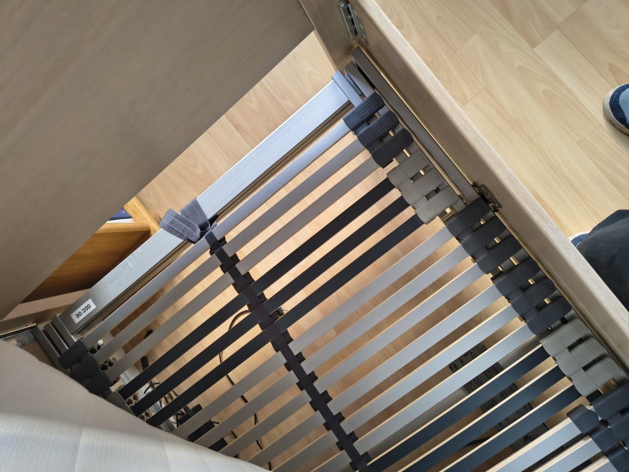 1 persoons bed (200x90cm) met elektrisch verstelbare bedbodem