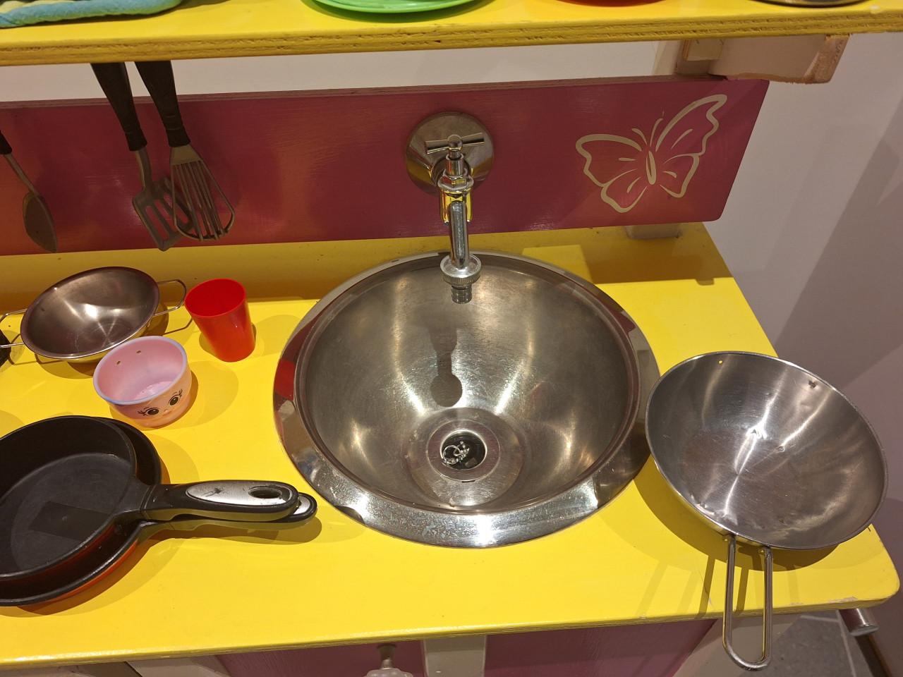 Leuke speelkeuken met echt afvoer en kraan