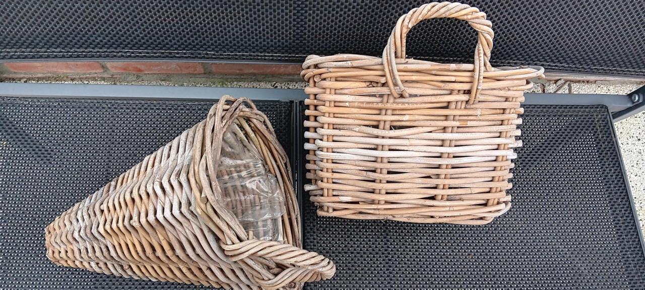 2 LEUKE RIETEN MANDJES VOOR AAN DE SCHUTTING