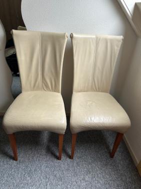 Te koop  4 st leren crèmekleurige stoelen voor eethoek voor 60,-