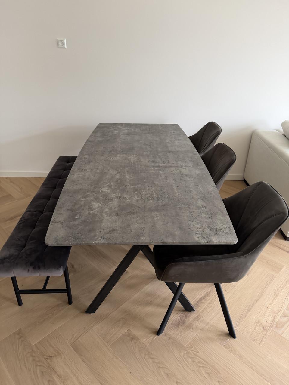 Industriële eettafel met 3 stoelen + bankje – betonlook & zwart staal