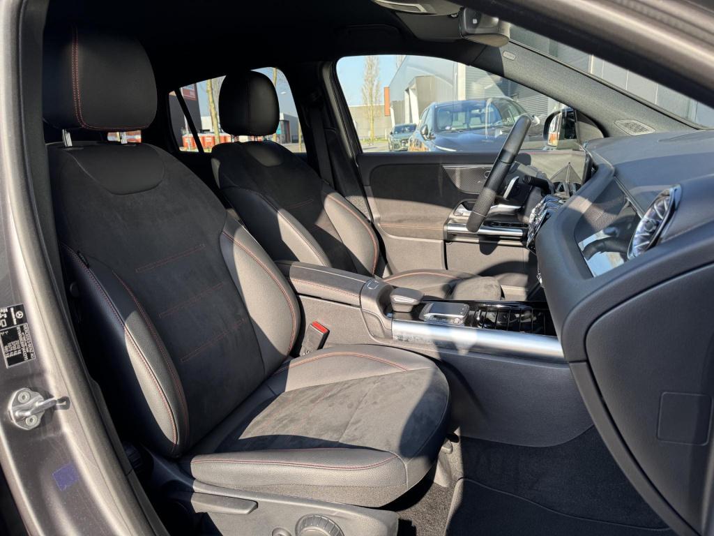 Mercedes-Benz Gla-klasse 180 amg line nl-auto, trekhaak afneembaar np. €60.