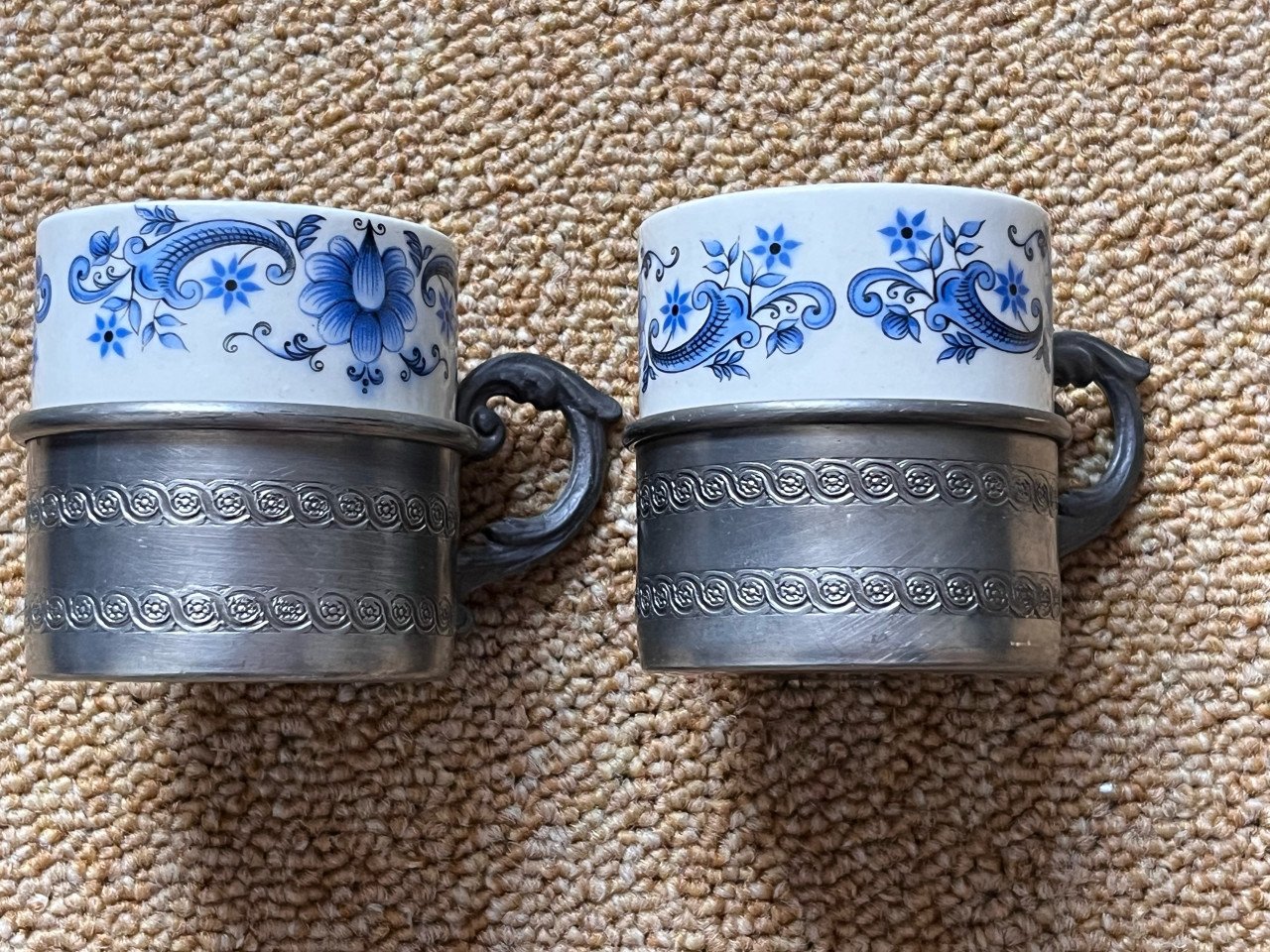 Dit zijn espresso/koffiekopjes en schotels tin/porselein