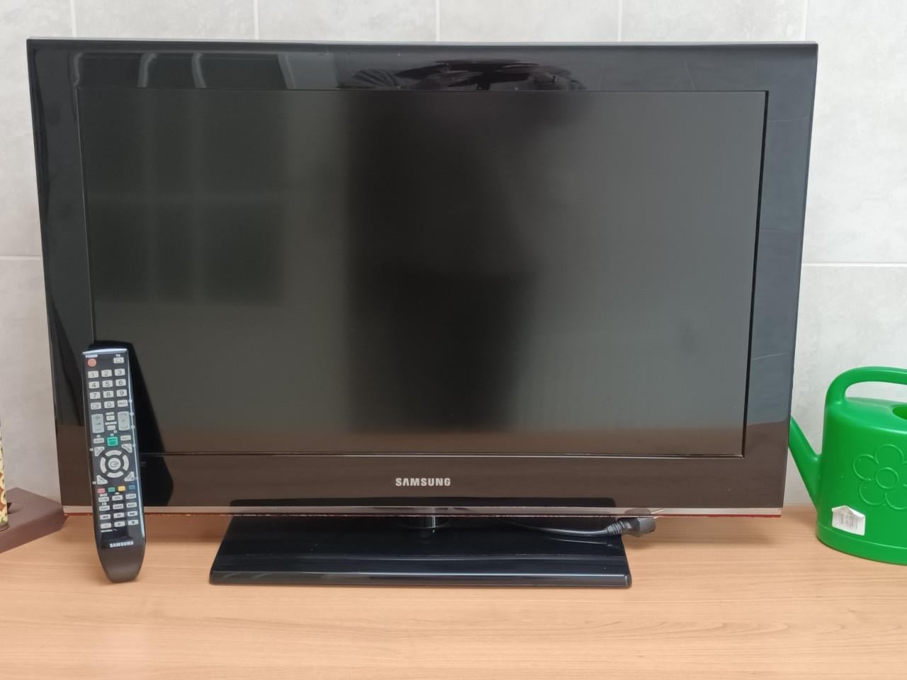 Samsung 32 inch. ( 82 cm ) LED TV, type LE32B350, geheel compleet