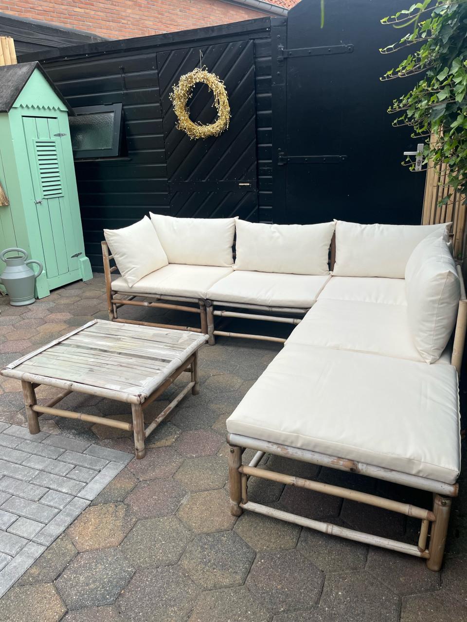 Bamboe tuinset met creme witte kussens te koop