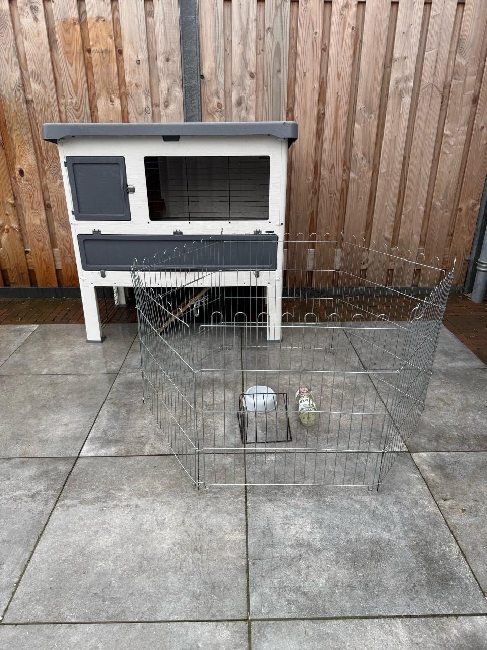 Kunststof konijnenhok, compleet (nieuw nieuwprijs € 290)