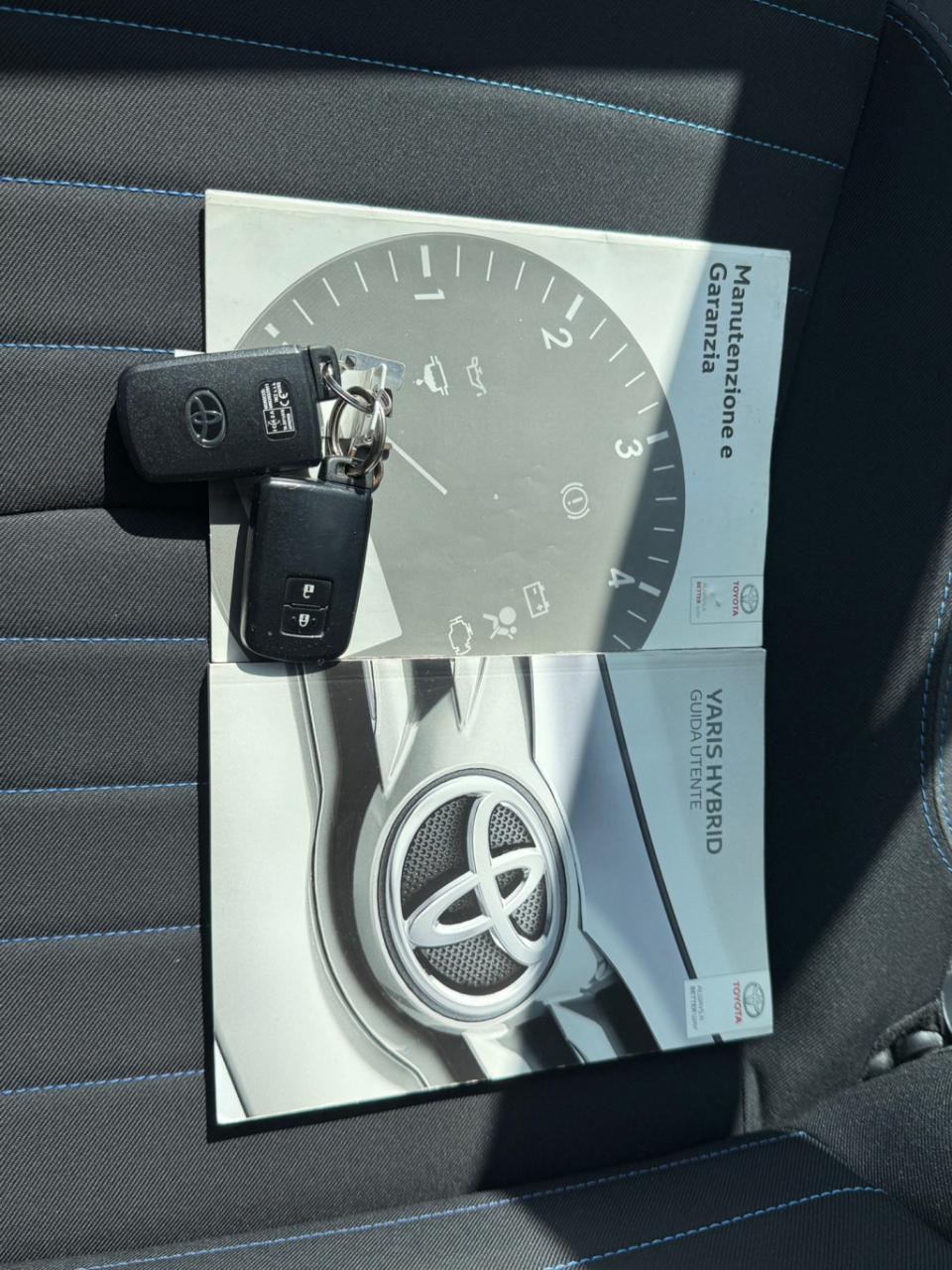 Toyota Yaris 1.5 hybrid bi-tone