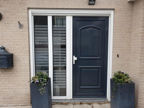 Kunststof kozijn met deur en ramen