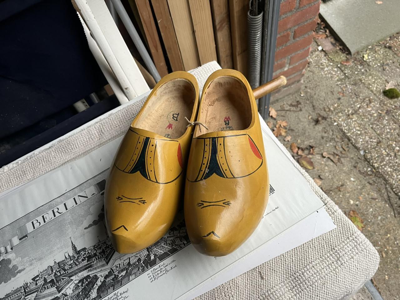 Blank gelakte houten klompen