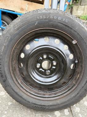 Vier winterbanden met velg