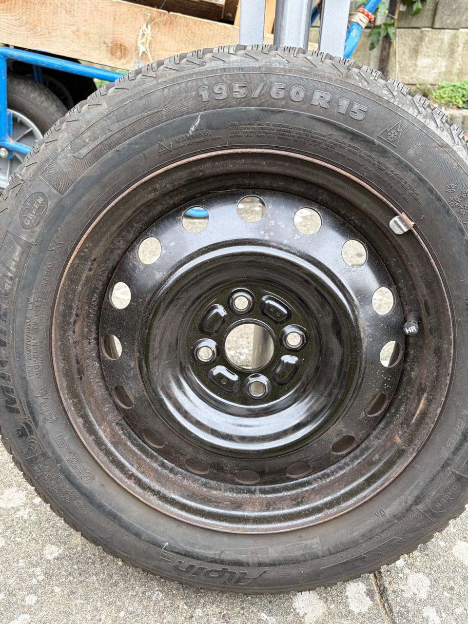 Vier winterbanden met velg