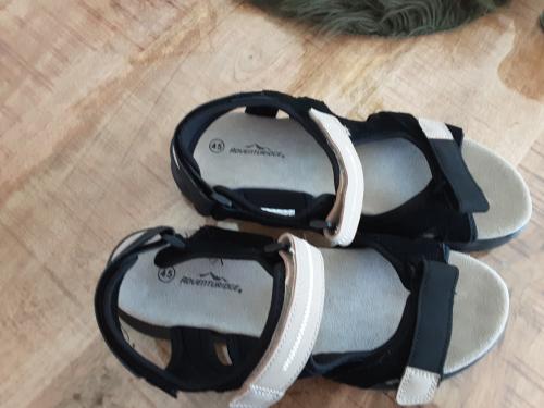 Splinternieuwe  heren sandalen  nooit gedragen  mt45