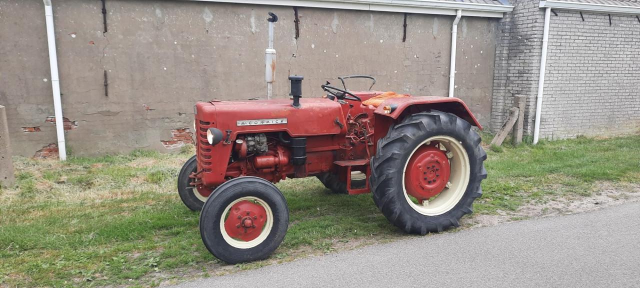 Mc Cormick D326 tractor